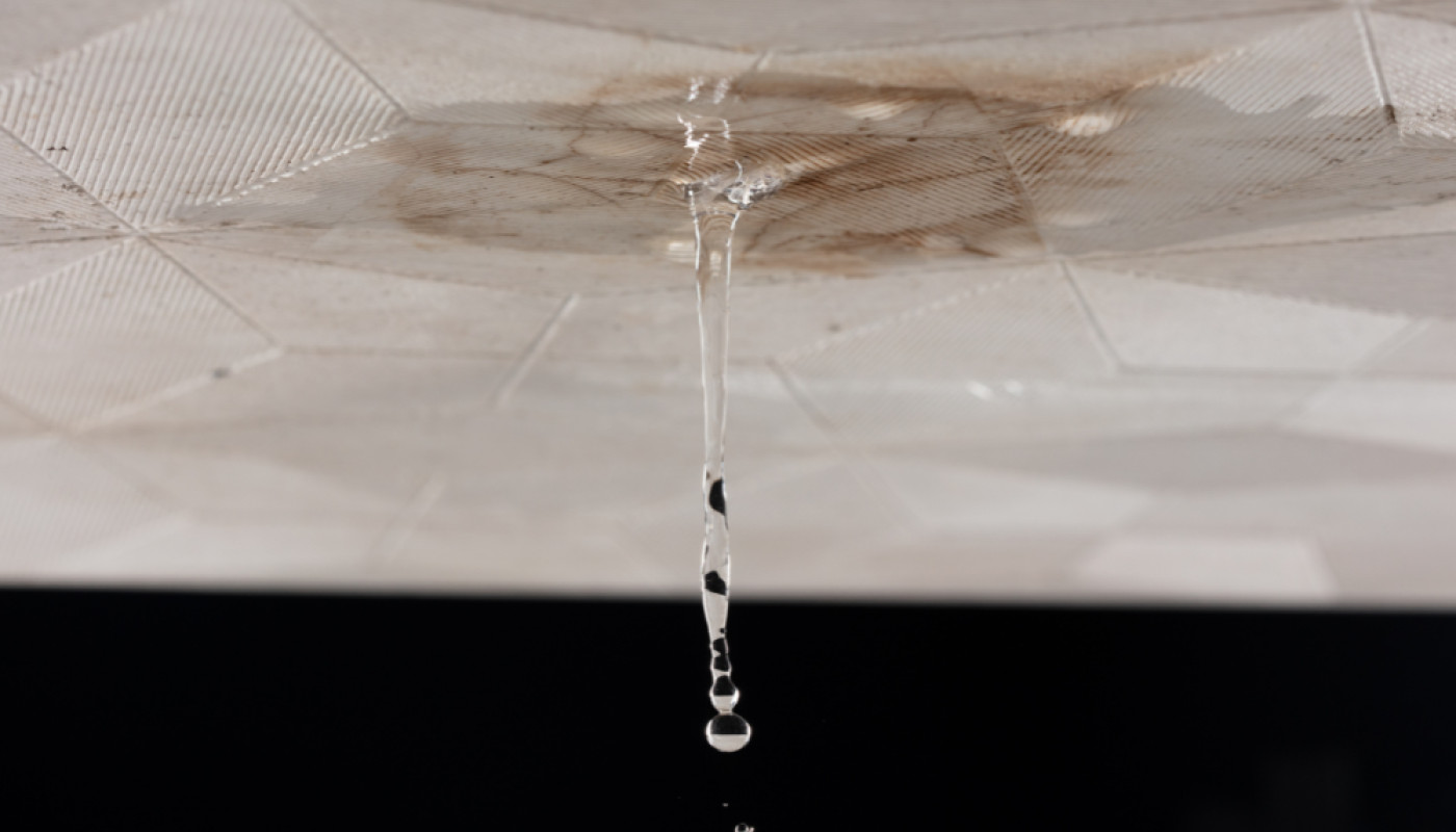 Pourquoi une fuite de toiture apparaît-elle loin de l'endroit où l'eau s'infiltre ?